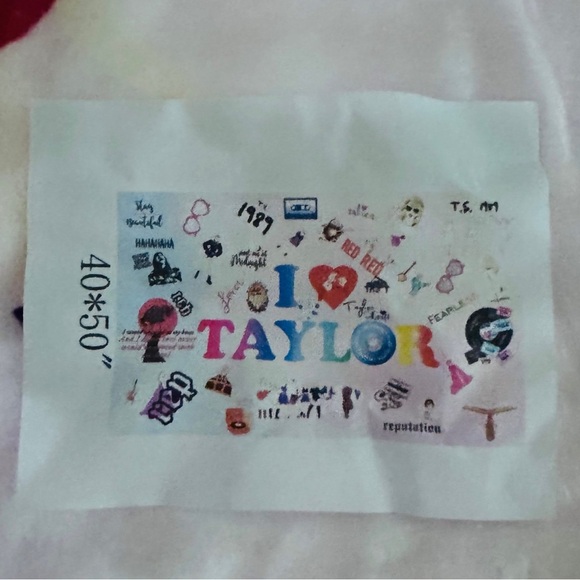 🎁*NWT* “I ❤️ Taylor” 40x50” throw blanket - Picture 3 of 3